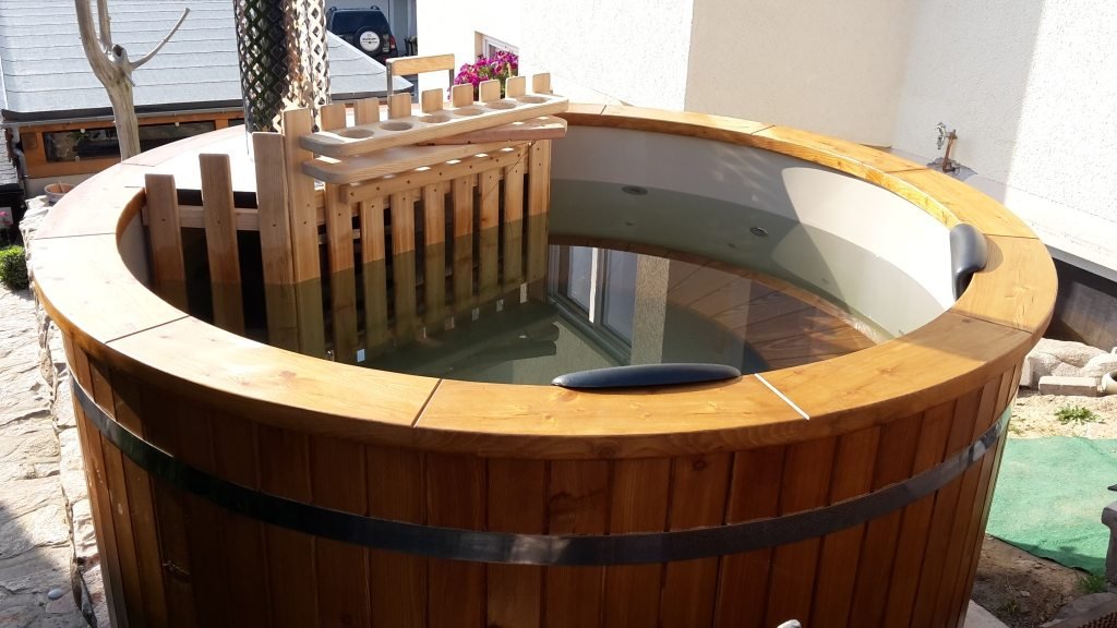 Hot tub from popypropylene with wooden benches